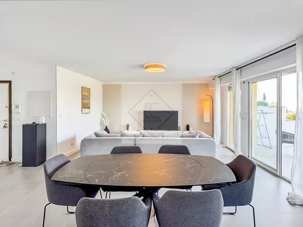MAGNIFIQUE MAISON MITOYENNE AVEC VUE MER & COLLINES – 4 CHAMBRES – DOUBLE GARAGE – PISCINE