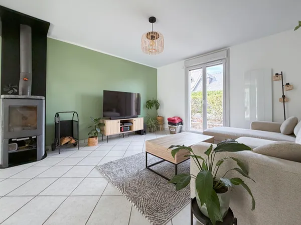 A vendre - Maison familiale non mitoyenne de 110 m², 3 chambres, jardin et garage à Mozé-sur-Louet