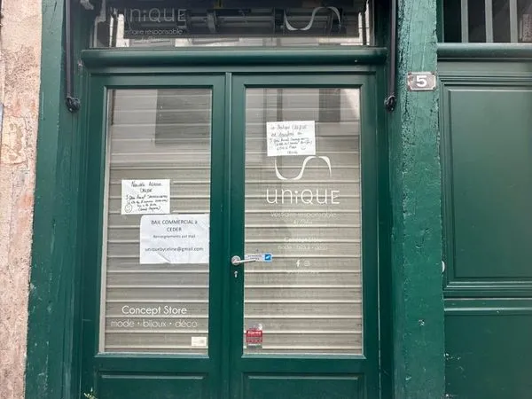 Local commercial 35 m² rénové, vitrine sur rue, Grand Bayonne