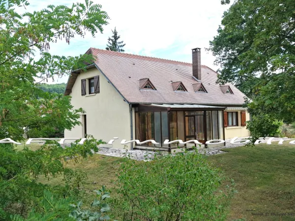 Maison de 177m2 habitables - 4 chambres - terrain de 6600m2 autour + sous-sol total .