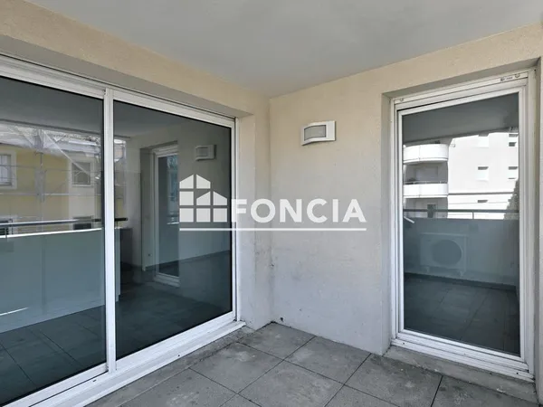 Appartement t3 traversant avec double terrasse & parking