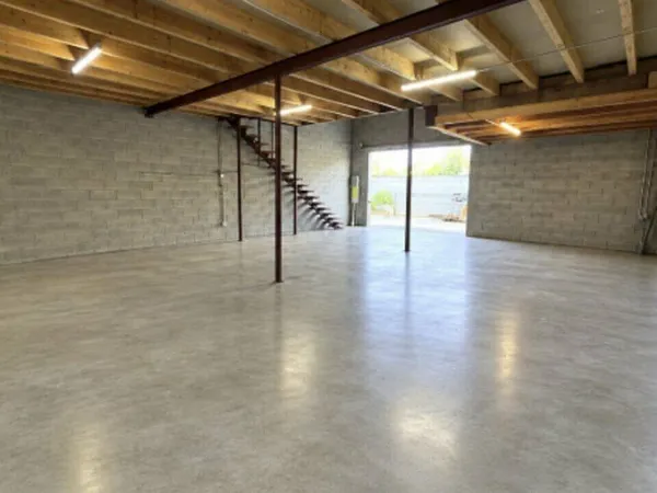 Entrepôt 97 m²
