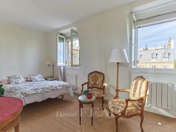 Paris VIIIe - Elysée / Faubourg Saint-Honoré - Studio au dernière étage
