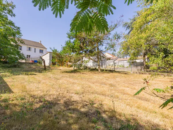 SOUS-OFFRE - INDRE -- MAISON -- 84 M2 HABITABLES-- FORT POTENTIEL -- SOUS-SOL 80M2 - 1396M2 DE PARCE