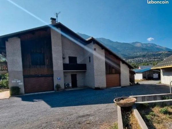 Locaux professionnels / médicaux - 76 à 184 m² - Embrun