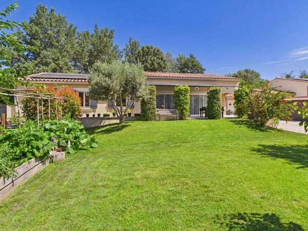 SAINT REMY DE PROVENCE à 5 Km EYRAGUES VILLA de plain pied avec jardin et garage de 70 M²