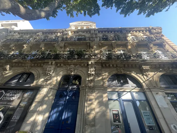 DANS HAUSSMANNIEN AVEC ASCENSEUR