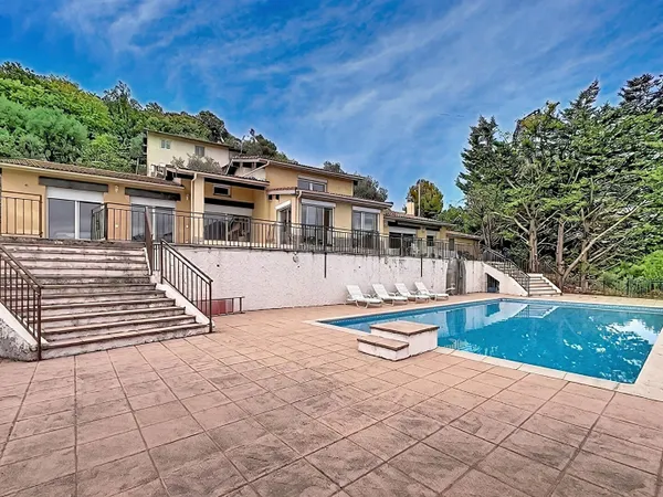 Villa 6 pièces 265 m²