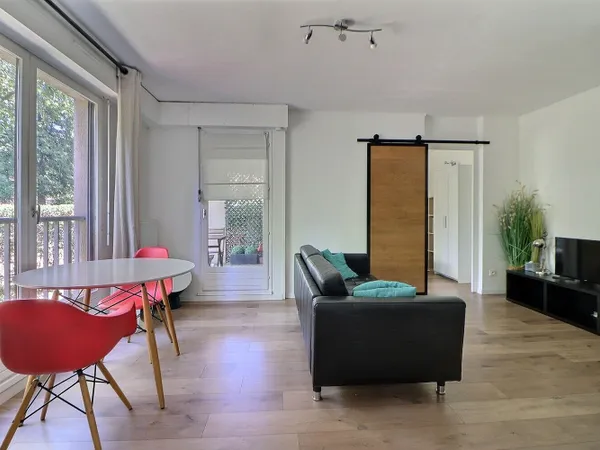 La Mulatière, Appartement T2 de 45 m² en rez-de-jardin, double balcons et jardin privatif