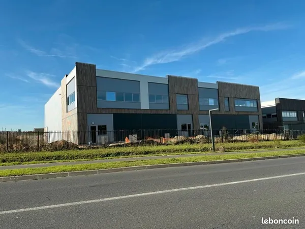 LOCAL D'ACTIVITE 1317 m² LOUVRES