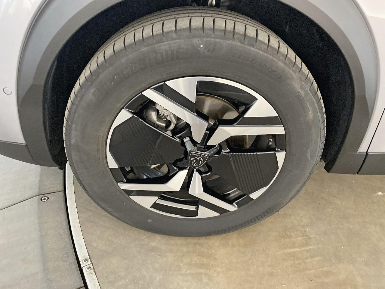 Peugeot 2008 hybrid 145 ch e-dcs6 allure — photo 11