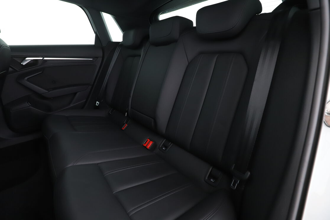 Audi A3 Sportback 40 e-tron Design Luxe S Tronic — photo 13