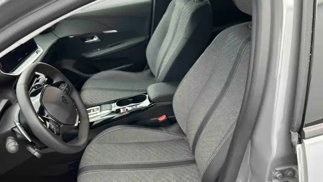 Peugeot 208 hybrid 110 ch e-dcs6 — photo 11