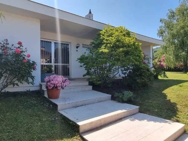 Maison lumineuse sur grand terrain