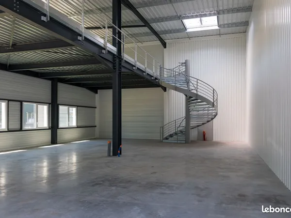 Local industriel ou artisanal à partir de 180 m² jusqu'à 1 700 m²