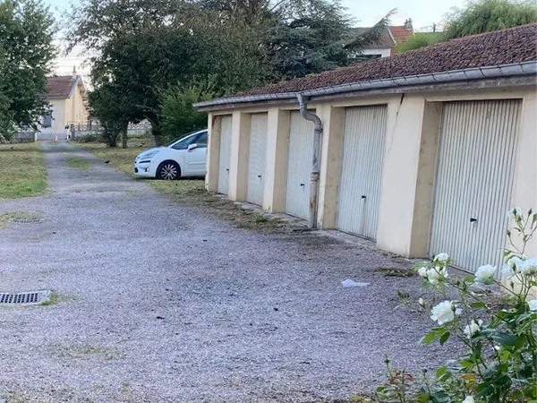 Toul/Dommartin Beau GARAGE sécurisé et facile d'accès LIBRE