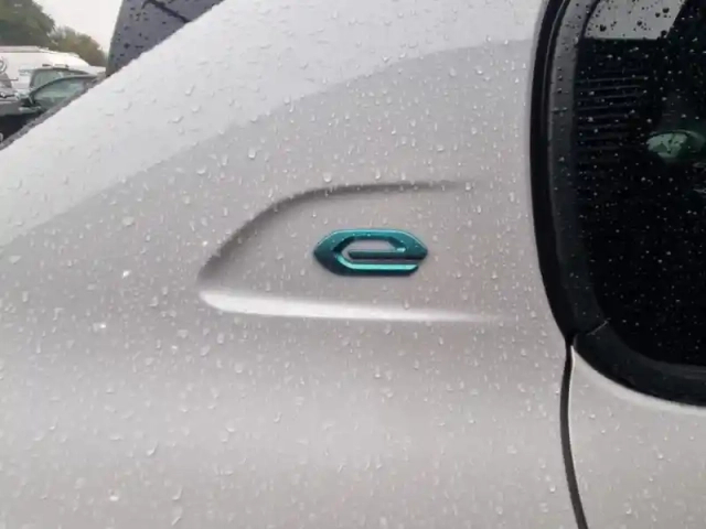 Peugeot 208 e- 136ch allure pack — photo 6