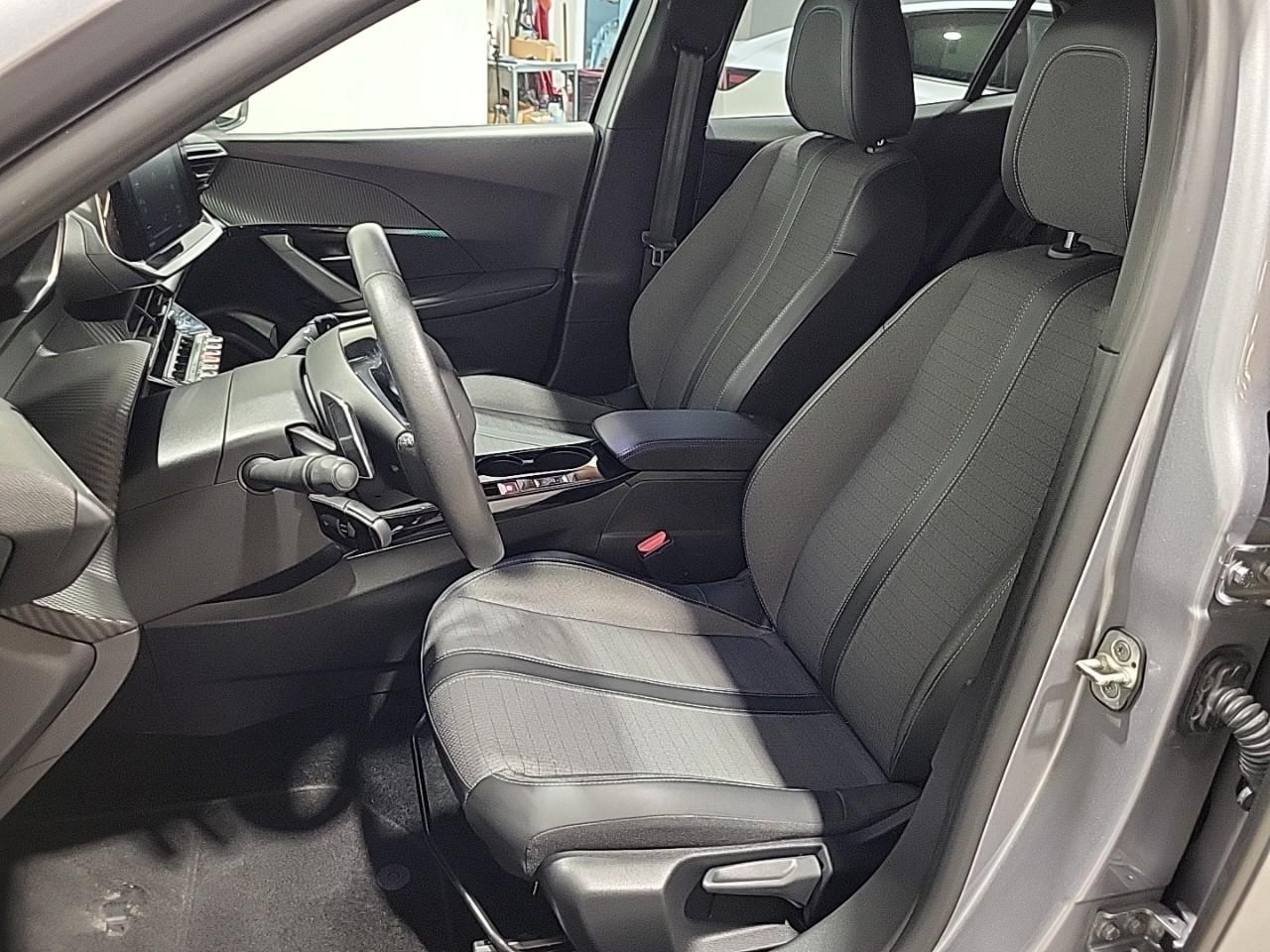 Peugeot 2008 puretech 130 s&s eat8 allure — photo 10