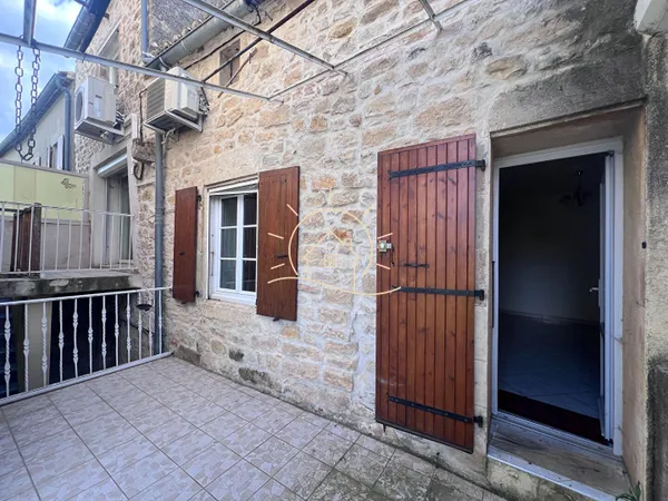 Proche Barjac, coeur de village, deux habitations