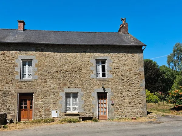 Maison de ville en pierre a rénover Hede-Bazouges