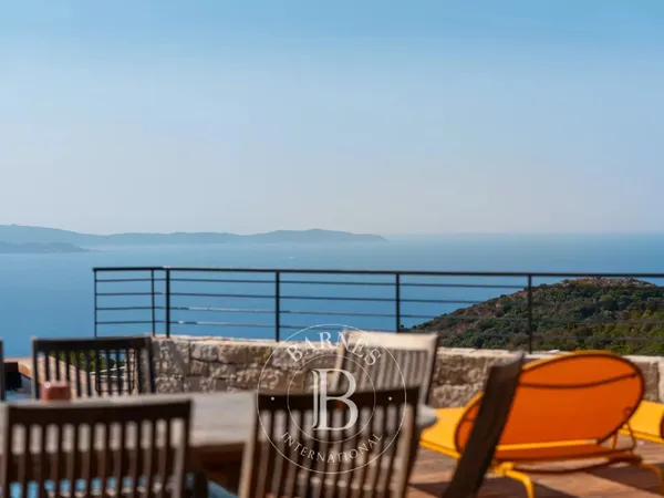 Ajaccio, Salario - Programme neuf, villa contemporaine avec vue mer panoramique, 4 suites, piscine, 