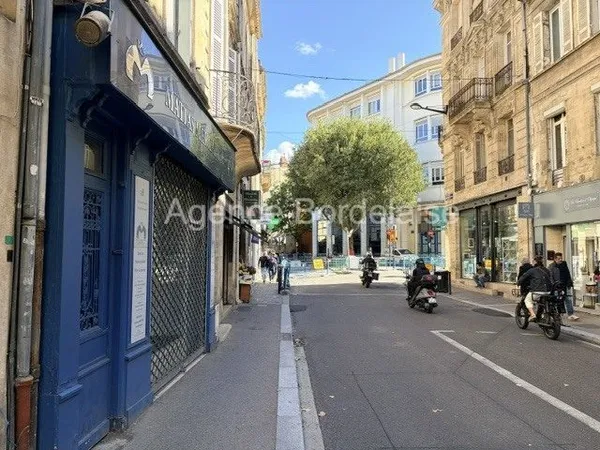 Bordeaux, place des Martyrs de la Résistance, magasin de prêt