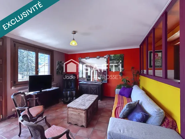 À Thoirette, une maison nichée au pied de la petite montagne du Jura