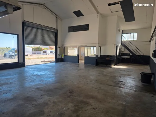 Grand Hangar / Local d'activité 200 m² (Artisanat, Logistique, Garage)