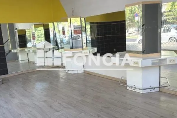 Local 1 pièce 52 m²