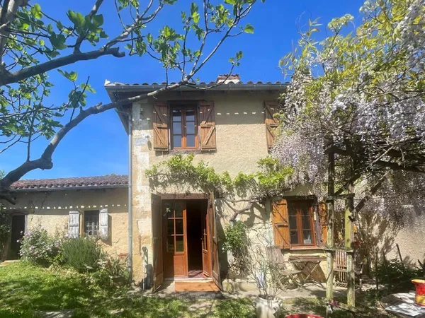 petite maison style ancienne, 3 dépendances en bon état