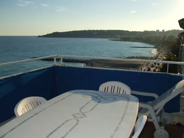 LOCATION SAISONNIÈRE - TRES BEAU DEUX PIECES FACE MER