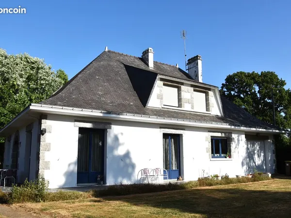 A 20 mn de Redon et de sa gare TGV, à vendre une agréable maison de 150 m2 avec 5 chambres dans un e