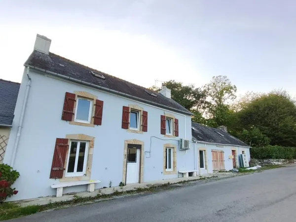 29520 Laz maison 6 chambres, beaux volumes sans jardin