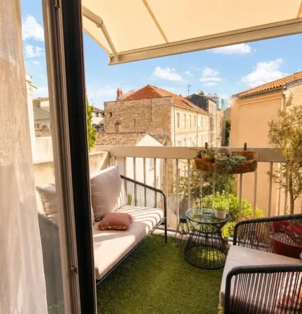 BORDEAUX CHARTRONS APPARTEMENT T4 2 BALCONS PLACE DE PARKING