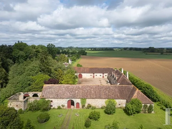Dans l'Orne, à l'orée de la Suisse normande, une ancienne ferme-manoir du 17e s., sa cour et son jar