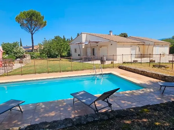 Maison avec piscine et terrain arboré