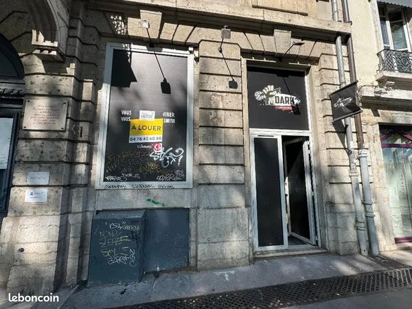 Local commercial 240 m²