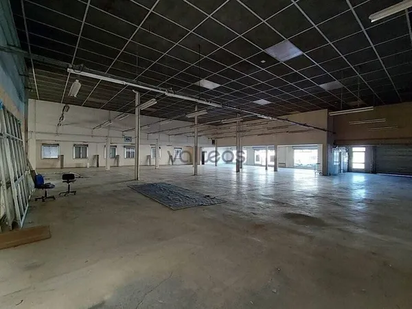 Local commercial 710 m²