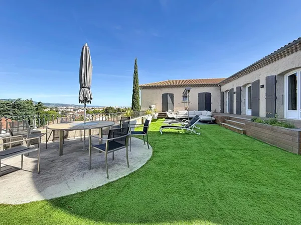Maison 7 pièces 300 m²