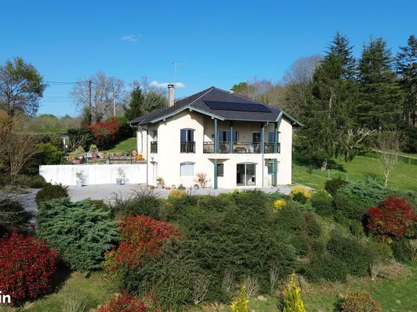 Belle maison d'architecte perchée sur les hauteurs de Sauveterre-de-Béarn