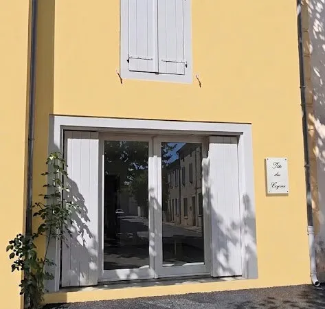 L'HOSPITALET-DU-LARZAC UNE JOLIE MAISON DE VILLAGE PLEINE