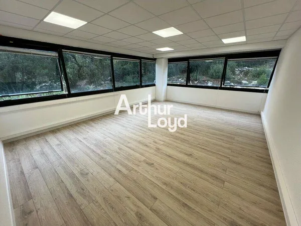Bureau 242 m²