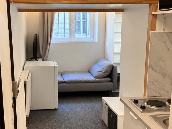 Propose à la location : Studio meublé 10 m² rénové à neuf — Paris 16e (Belles Feuilles) / Haussmanni