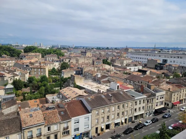 Bel Appartement T4 .Plein centre Bordeaux- Mériadec..