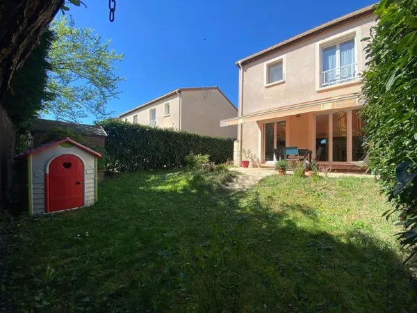 VILLEFRANCHE Maison mitoyenne par un côté de 80m2 hab. plus garage, 3 chambres à l'étage et un jardi