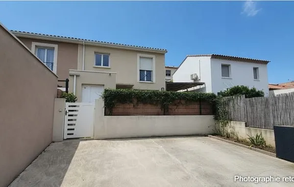 Villa 3 chambres avec extérieur et stationnements privatifs -