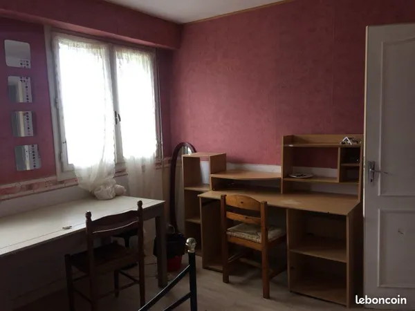 Chambre meublée dans maison