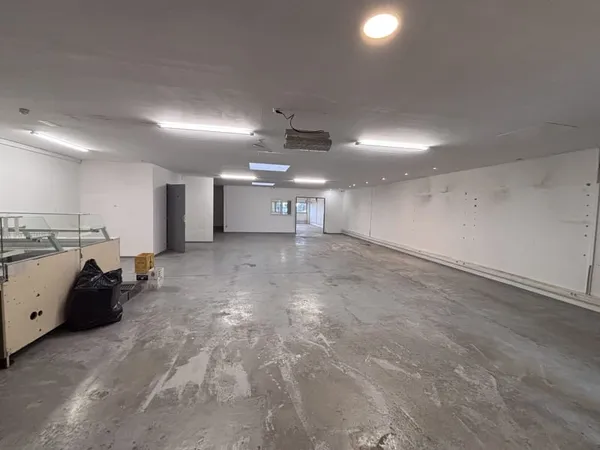LOCAL D'ACTIVITE, SURFACE DE 224m2 SITUE SUR LA COMMUNE DE V