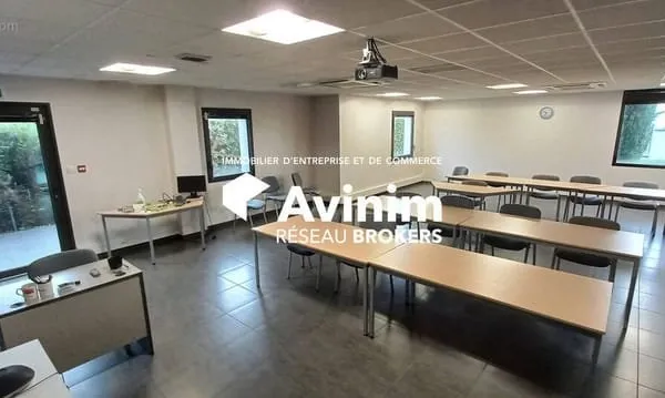 Commerce 949 m²