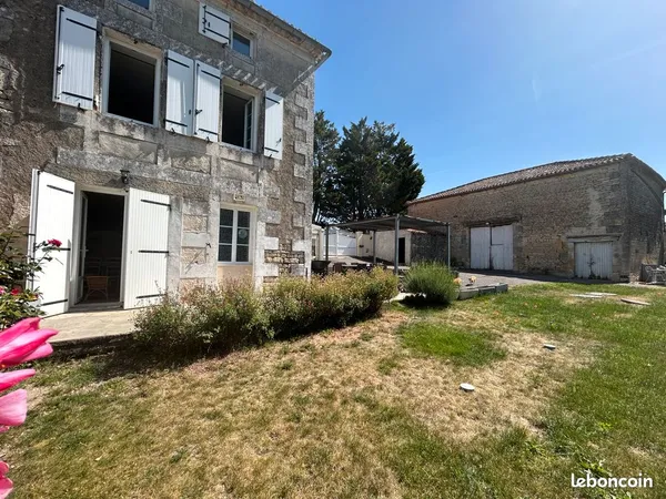 LA BOIXE Vars Maison en pierre avec grange à vendre